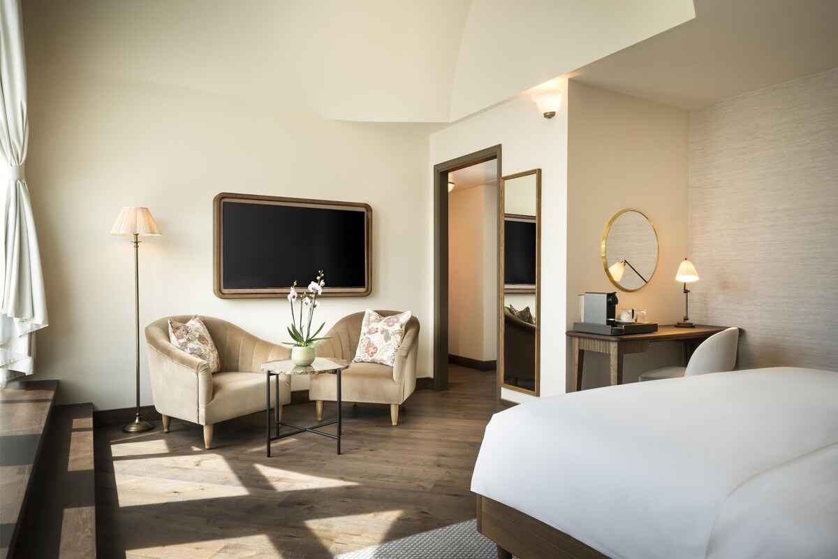 Room, 1 King Bed, Balcony | Hypo-allergenic bedding available, minibar (free items), in-room safe