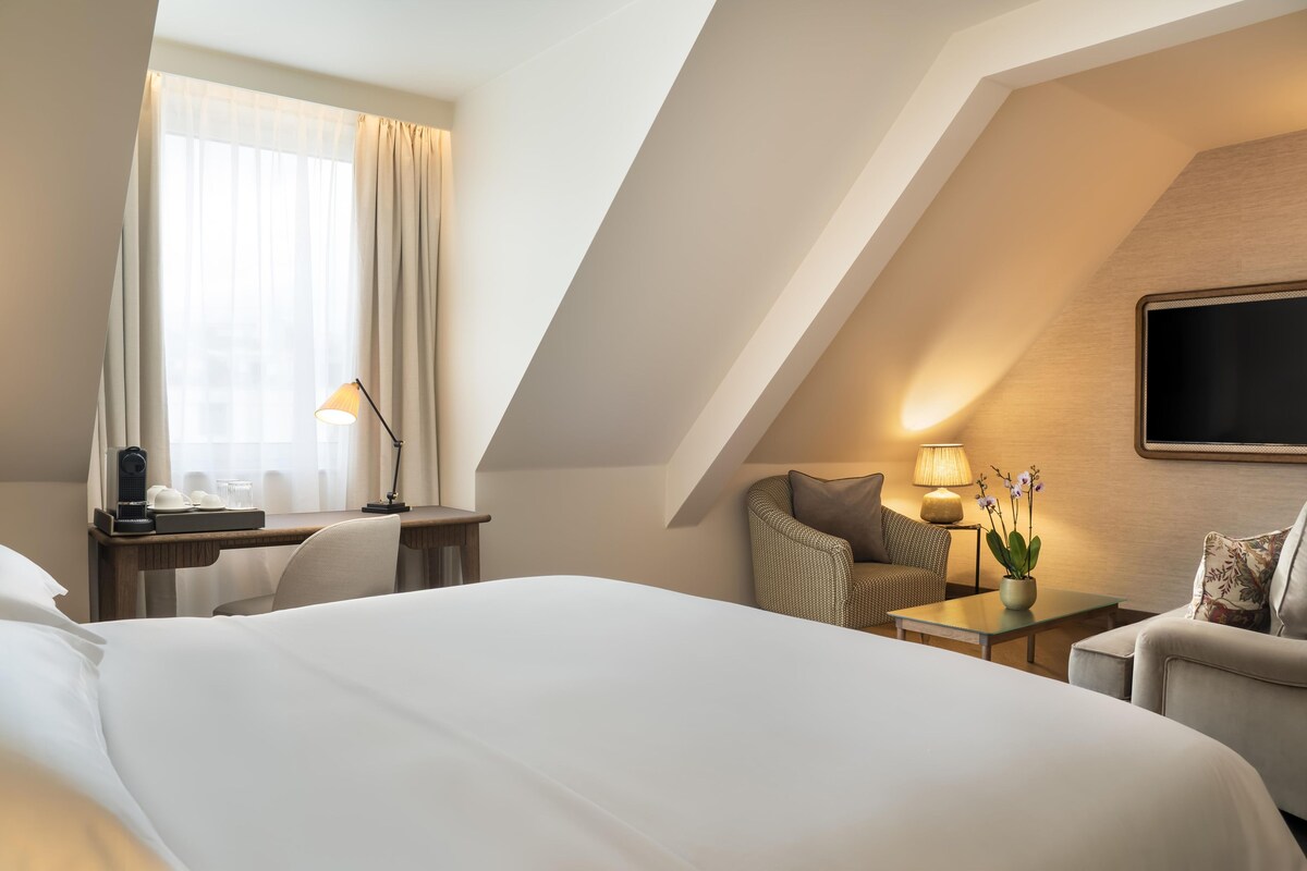 Junior Suite, 1 King Bed (Deluxe) | Hypo-allergenic bedding available, minibar (free items), in-room safe