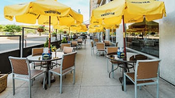 2 restaurants, breakfast served