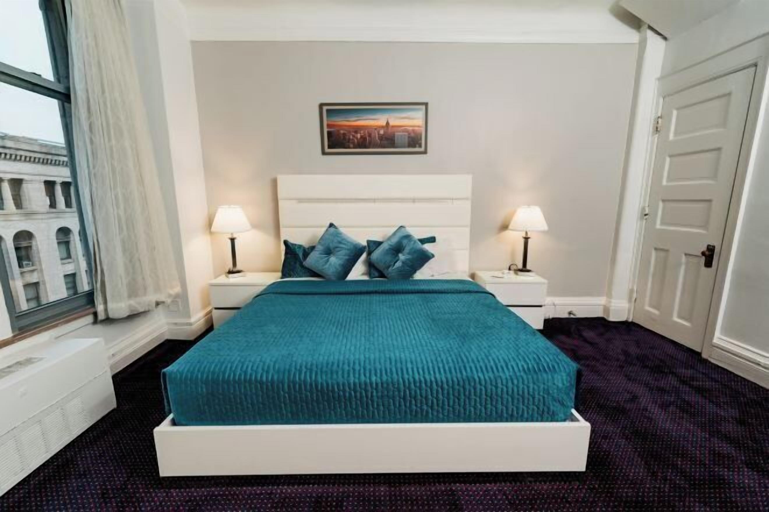 Ropa de cama hipoalergénica y caja de seguridad en la habitación 