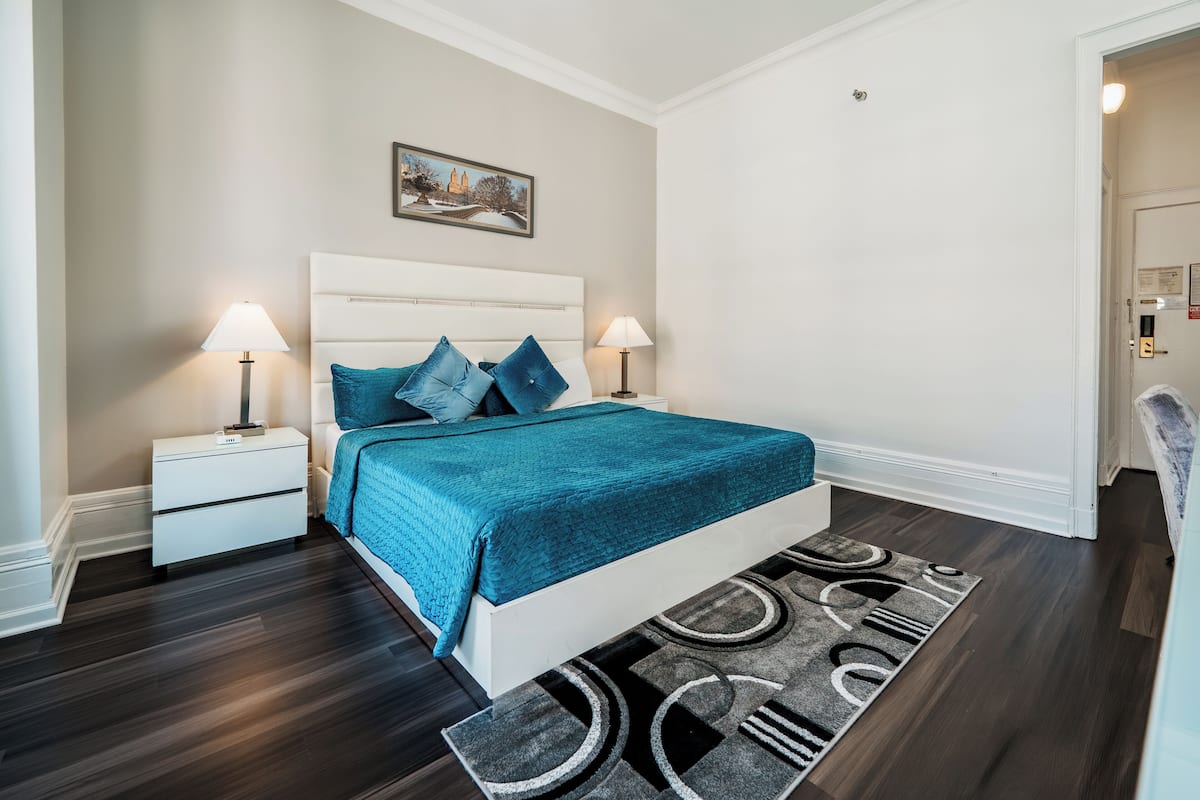 Standard Room, 1 King Bed | Hypo-allergenic bedding, in-room safe, desk, laptop workspace