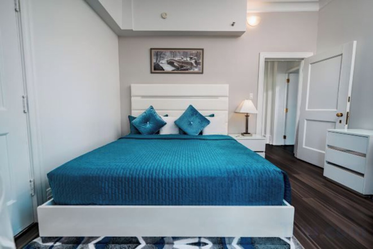 Hypo-allergenic bedding available, in-room safe, desk, laptop workspace