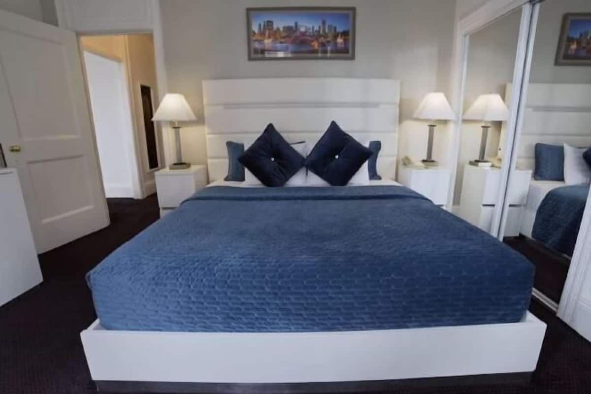 Hypo-allergenic bedding, in-room safe, desk, laptop workspace