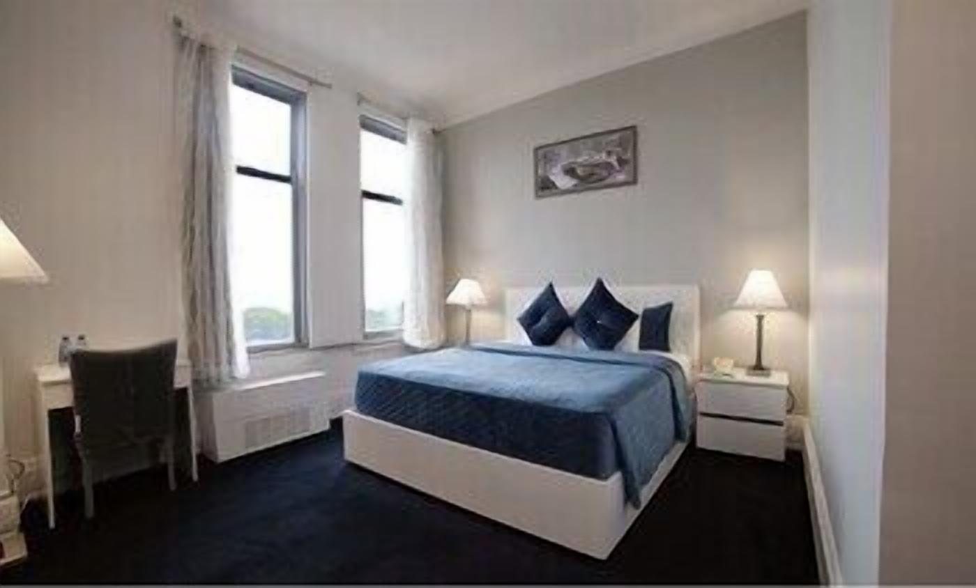 Hypo-allergenic bedding, in-room safe, desk, laptop workspace