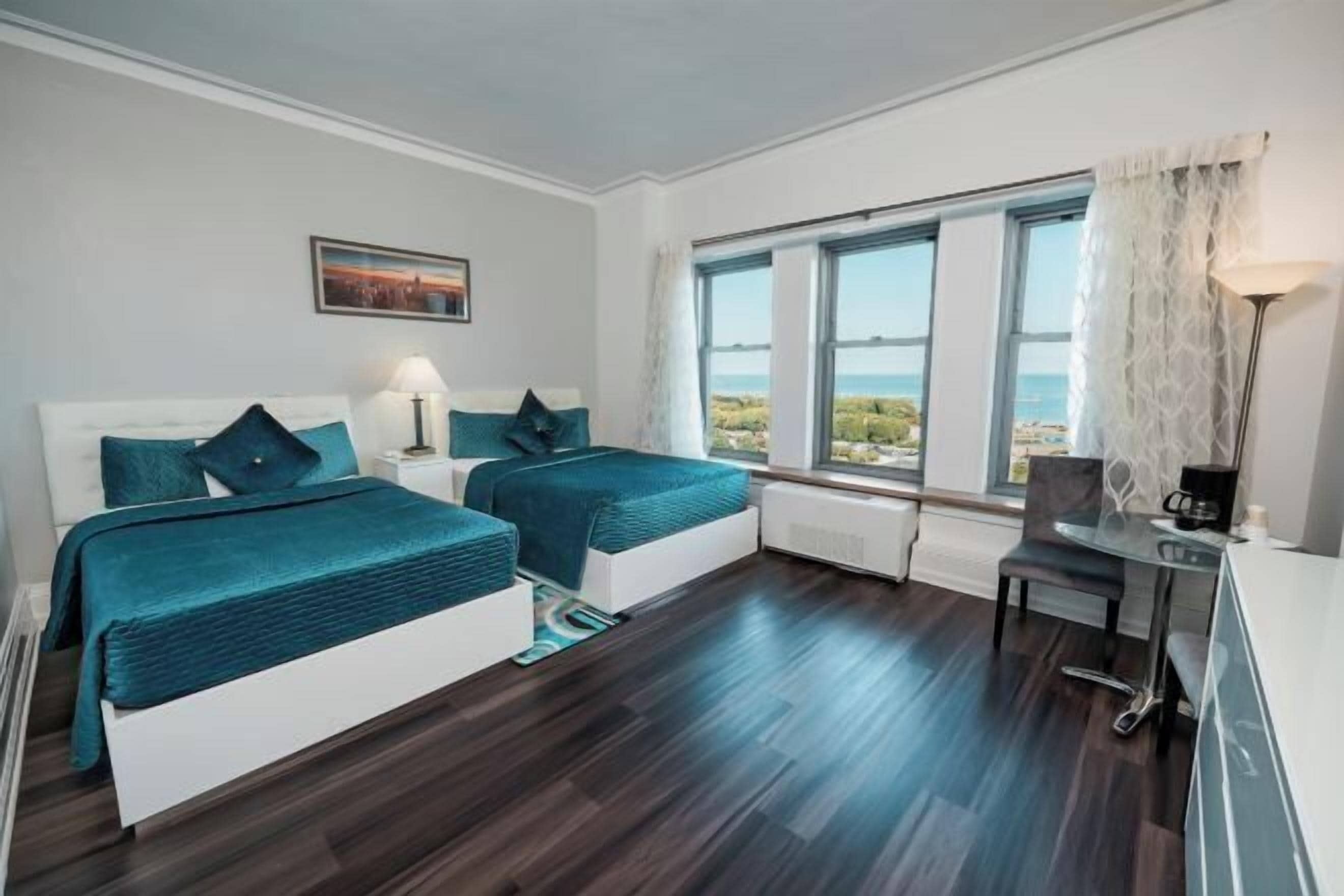 Literie hypoallergénique, coffres-forts dans les chambres, bureau