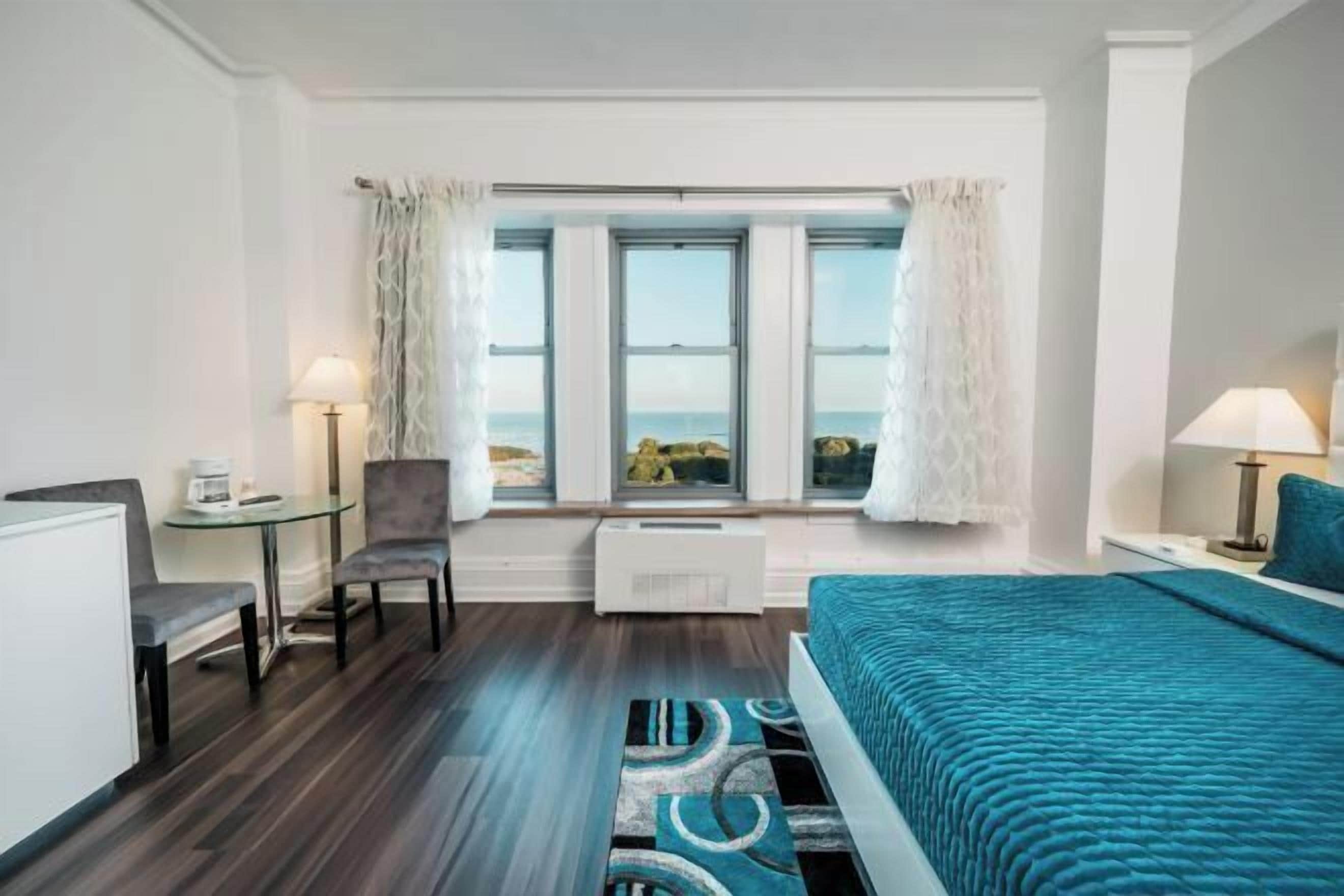 Literie hypoallergénique, coffres-forts dans les chambres, bureau