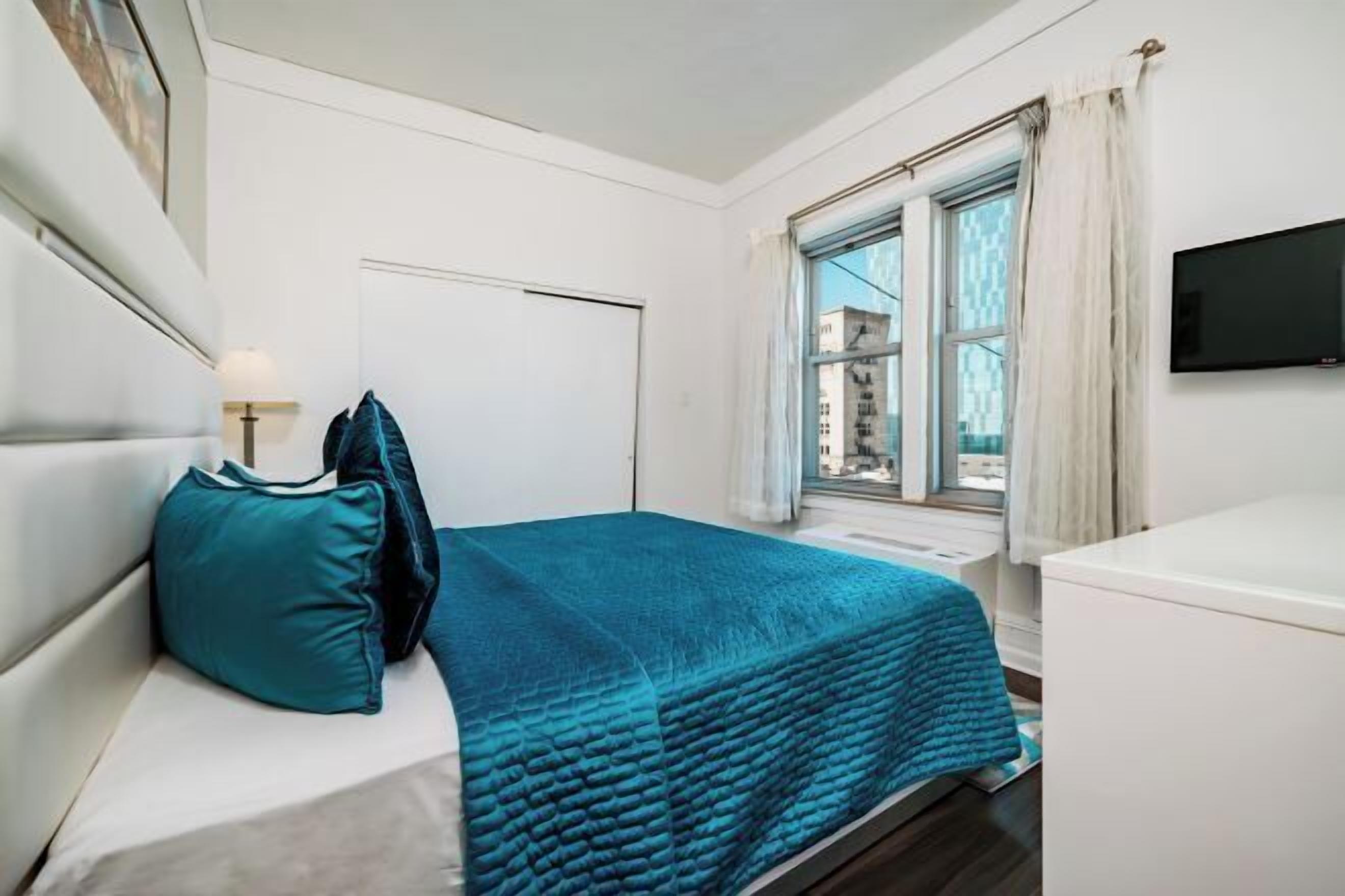 Ropa de cama hipoalergénica y caja de seguridad en la habitación 