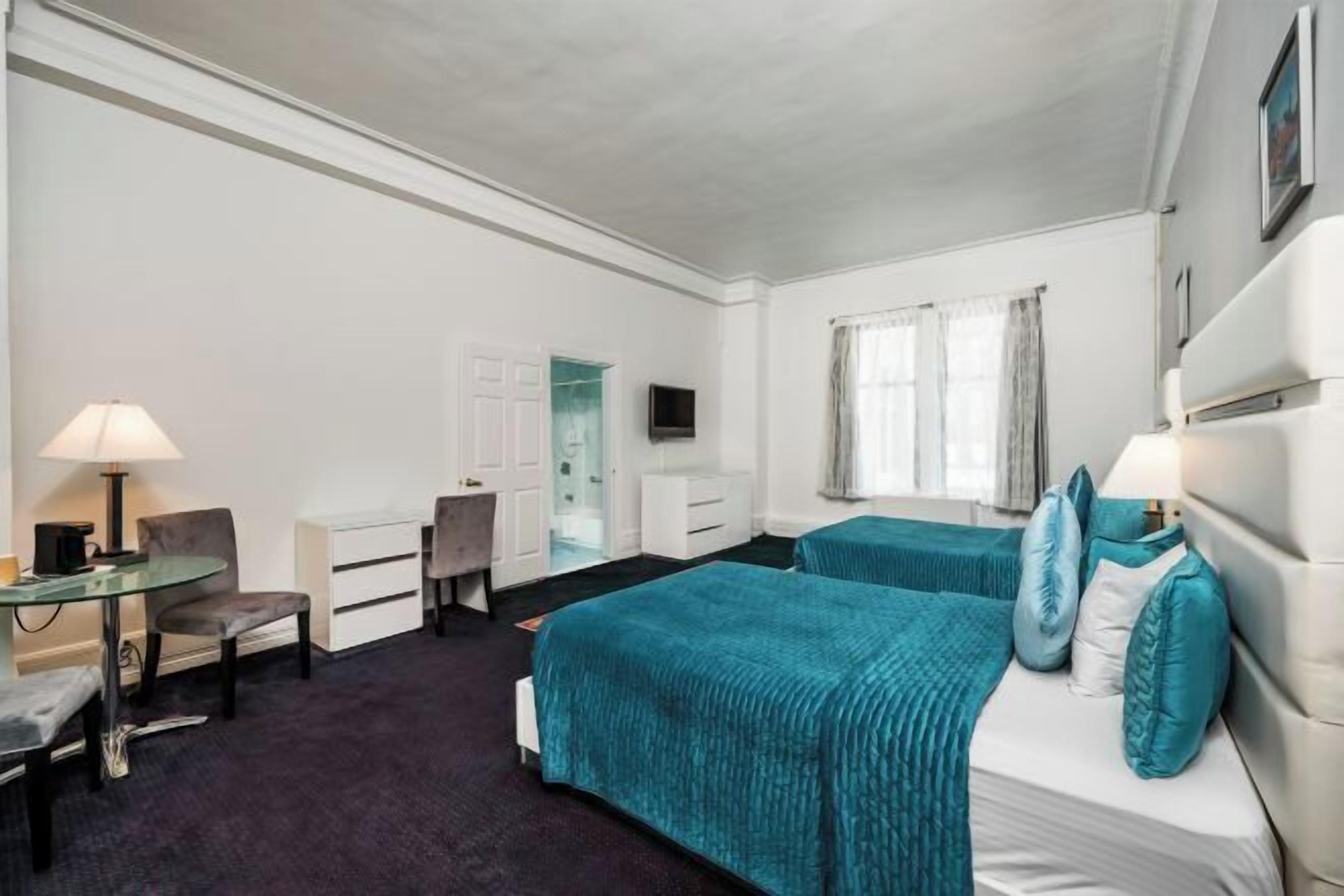 Literie hypoallergénique, coffres-forts dans les chambres, bureau