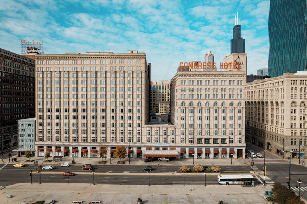 A large hotel with a classic architectural style, featuring multiple floors and a prominent entrance. - Congress Plaza Hotel (Chicago)
