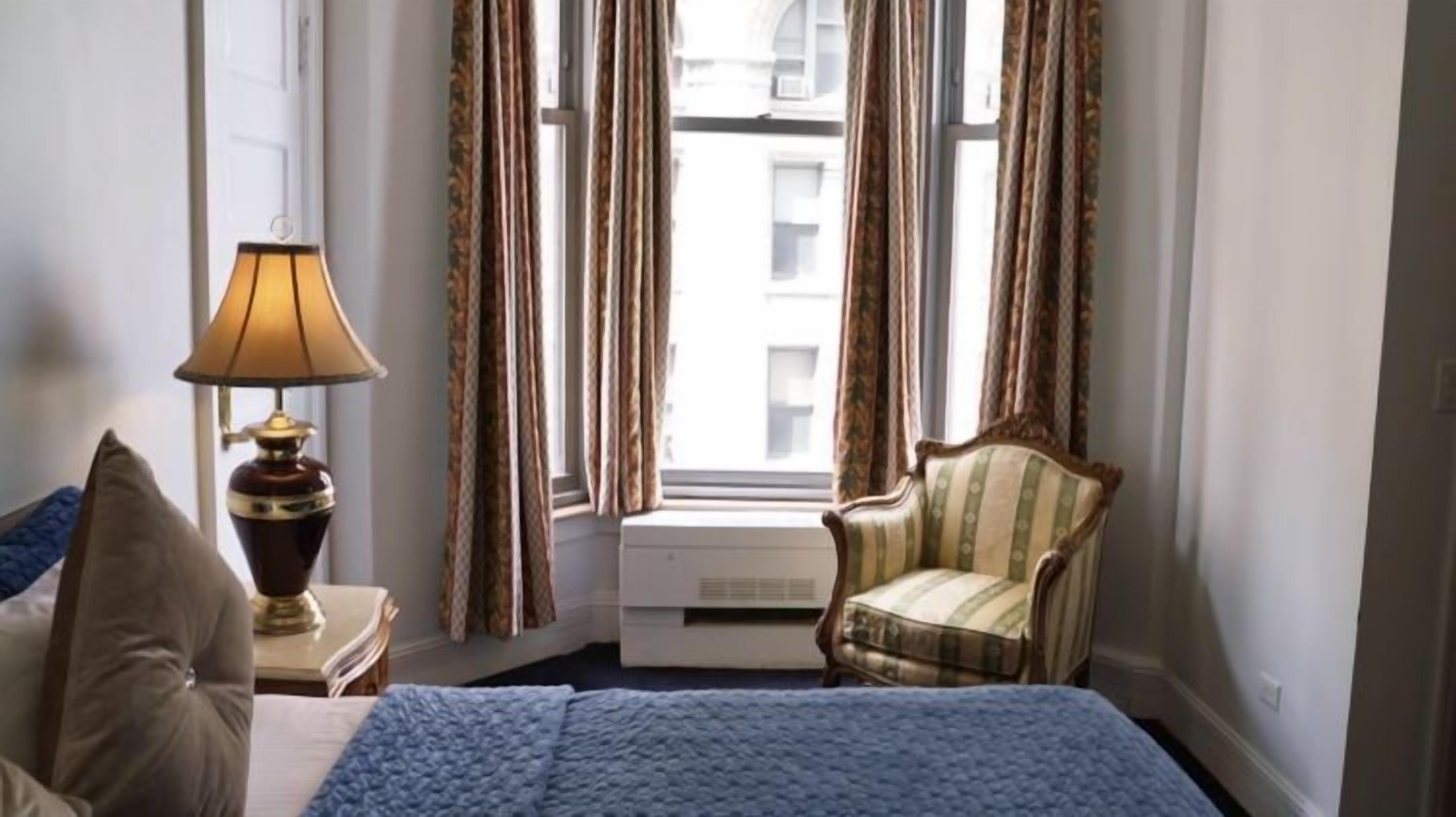 Literie hypoallergénique, coffres-forts dans les chambres, bureau