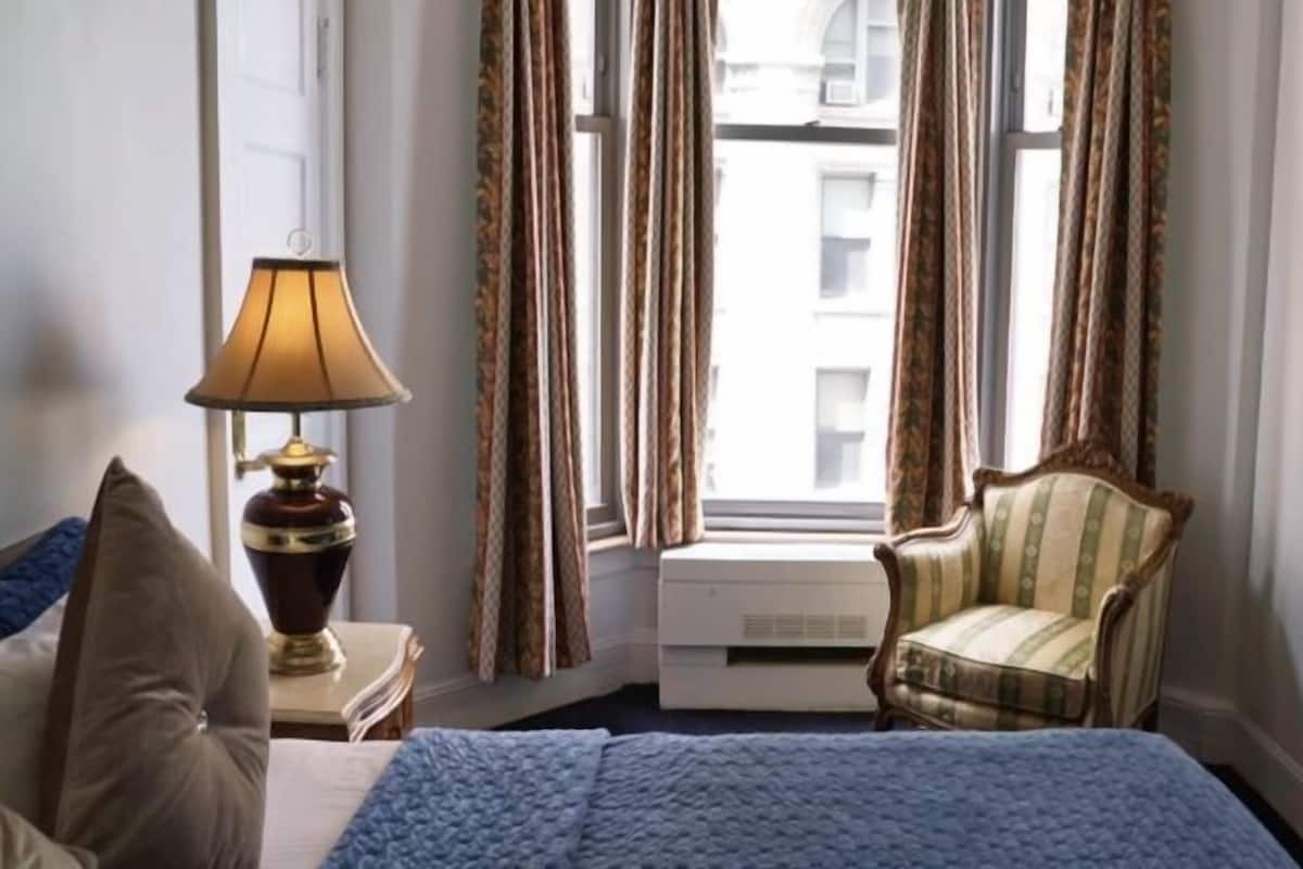 Hypo-allergenic bedding, in-room safe, desk, laptop workspace