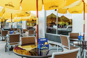 2 restaurants, breakfast served