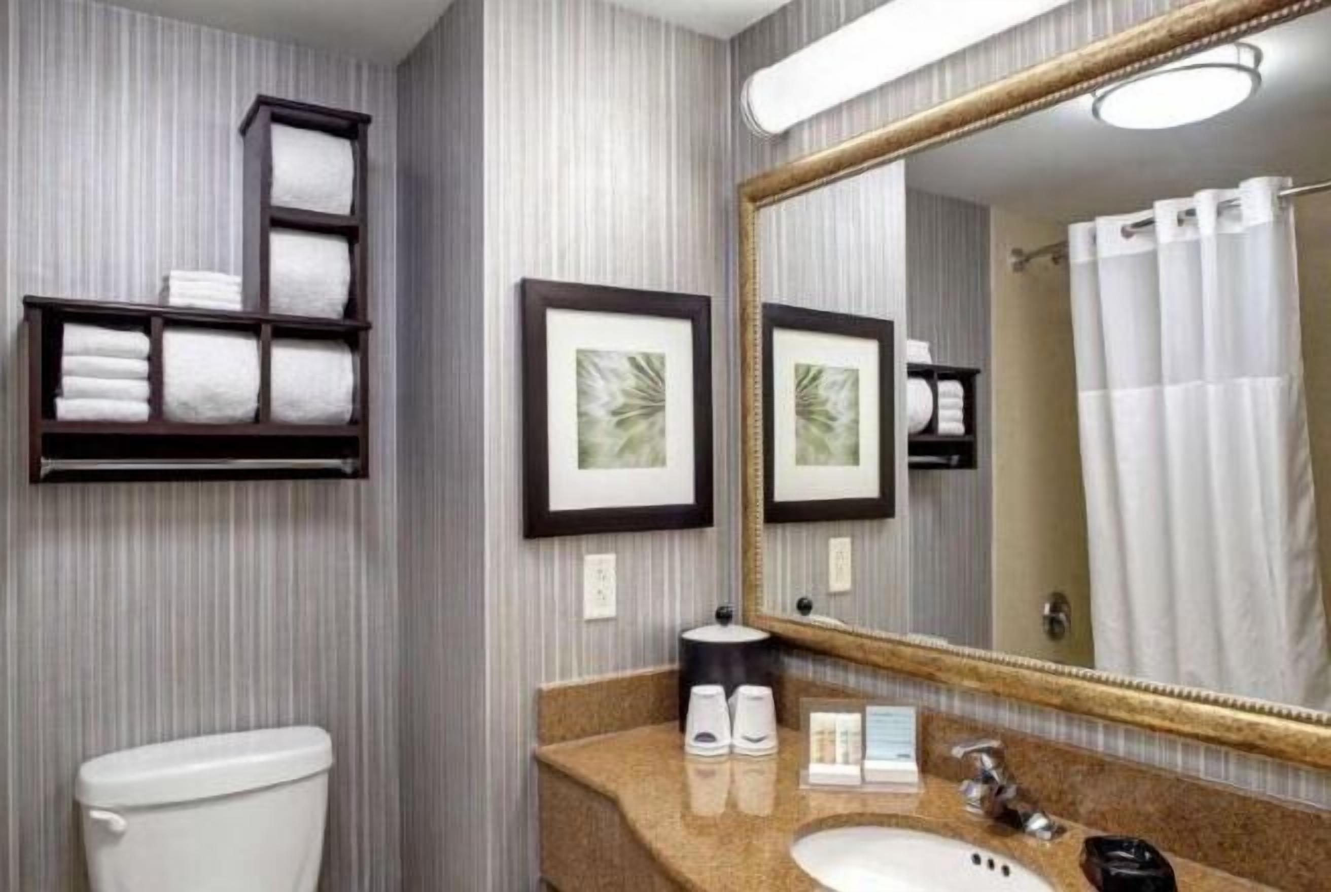 Badezimmer | Duschwanne, umweltfreundliche Kosmetikartikel, Haartrockner, Handtücher