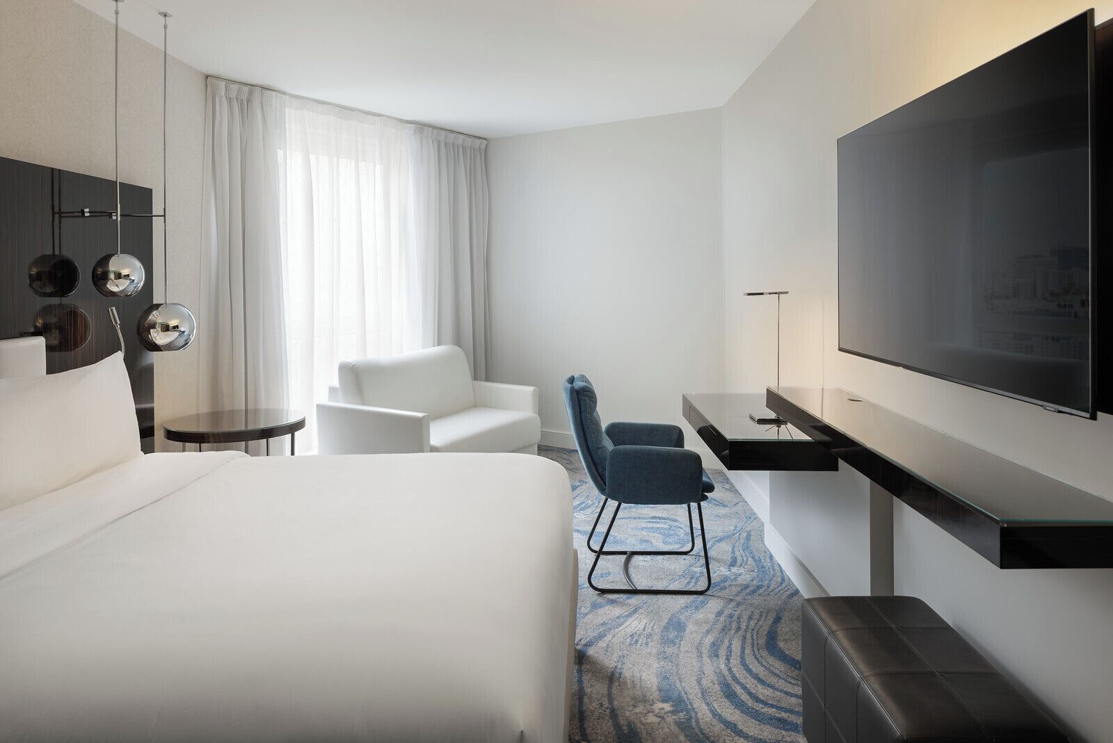 Kamar Deluks, 1 Tempat Tidur King dengan tempat tidur Sofa | Seprai premium, minibar, brankas, dan didekorasi berbeda-beda