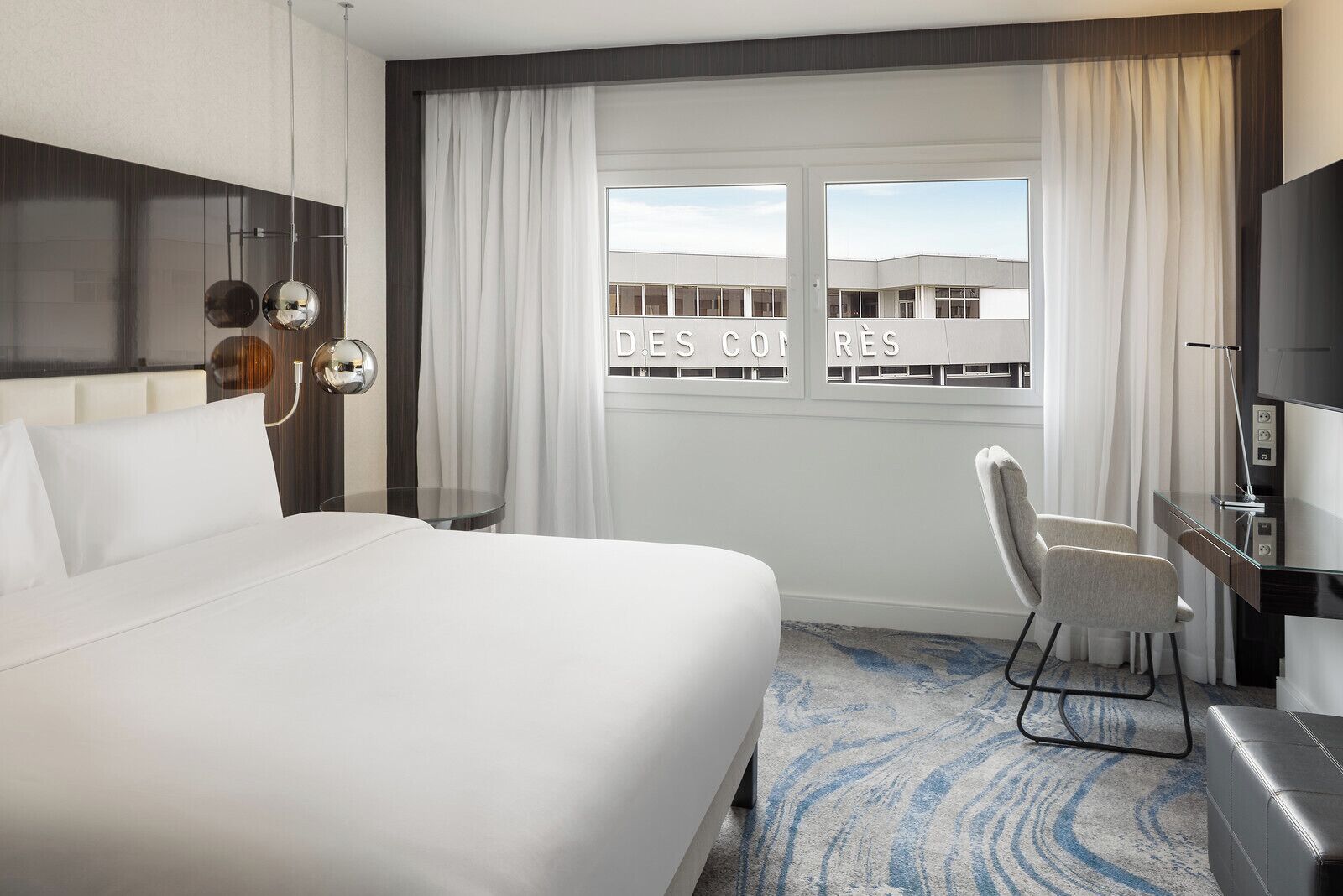 Kamar Deluks, 1 Tempat Tidur King | Seprai premium, minibar, brankas, dan didekorasi berbeda-beda