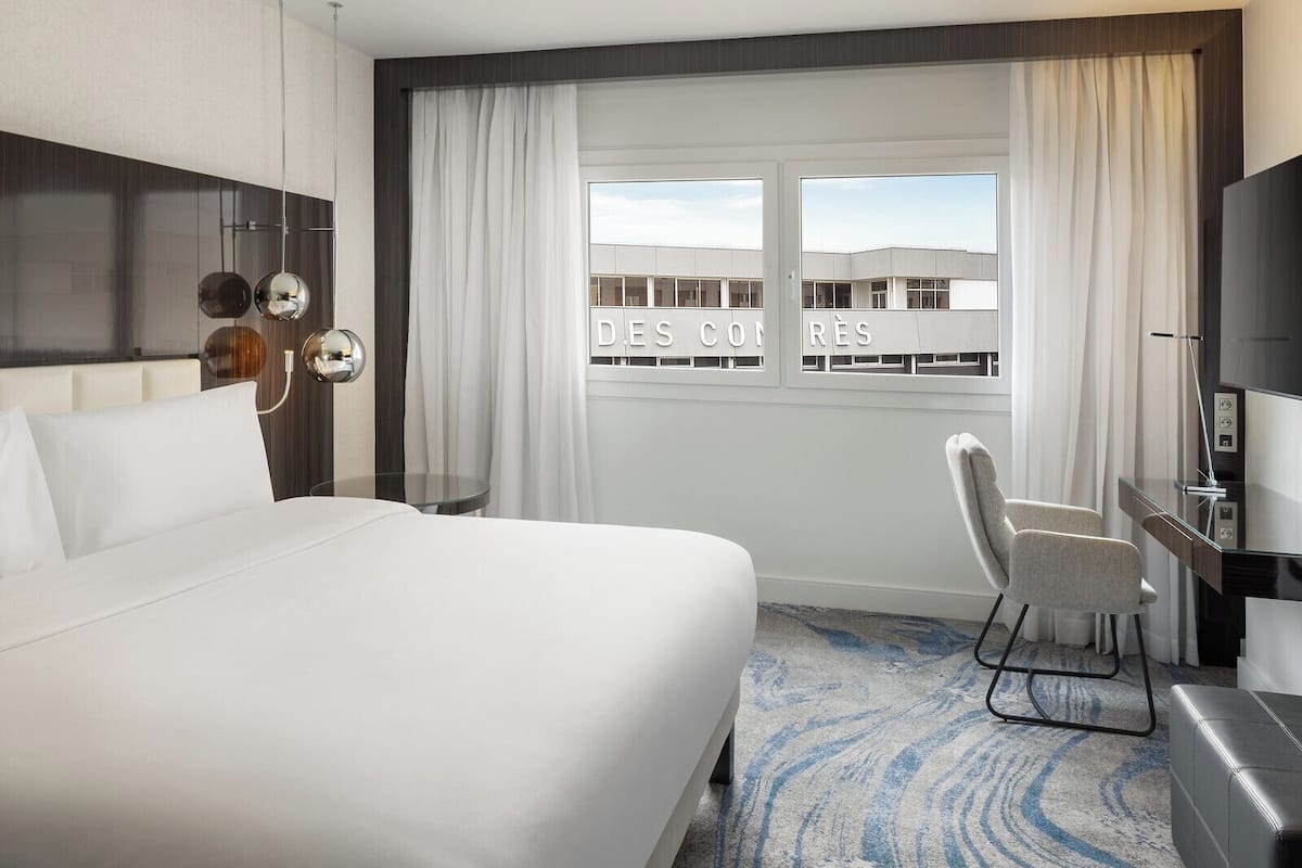 Chambre Deluxe, 1 très grand lit | Literie de qualité supérieure, minibar, coffres-forts dans les chambres