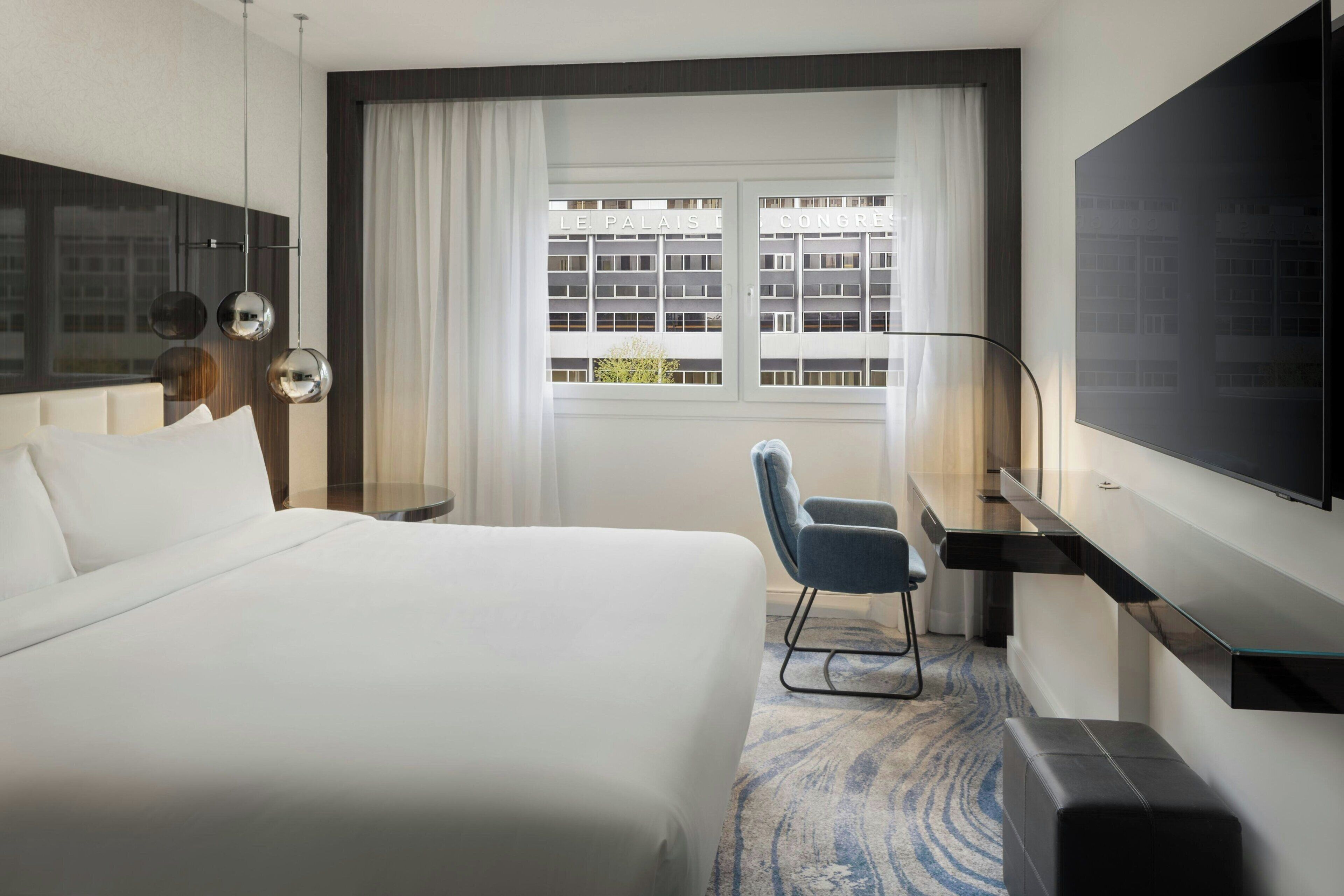 Deluxe Room, 1 King Bed | Premium bedding, minibar, in-room safe, desk
