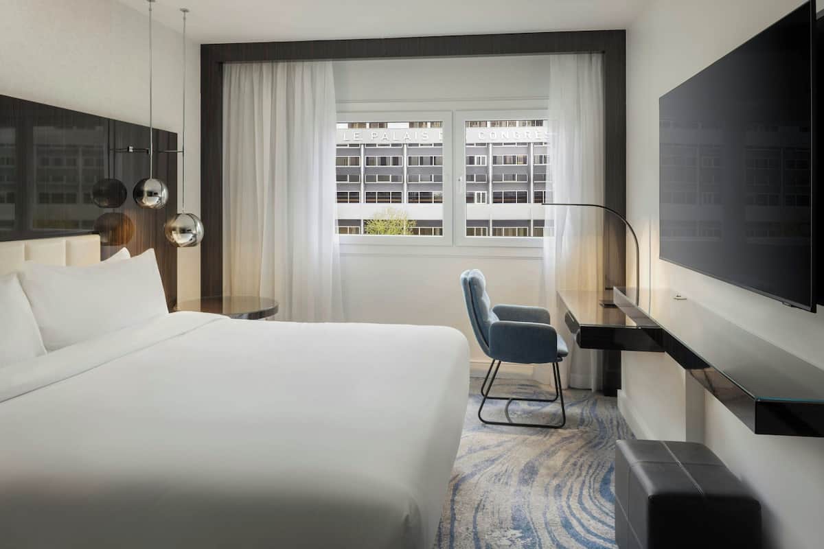 Deluxe Room, 1 King Bed | Premium bedding, minibar, in-room safe, desk