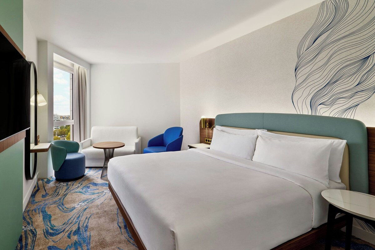 Executive Room, 1 King Bed with Sofa bed | Premium bedding, minibar, in-room safe, desk