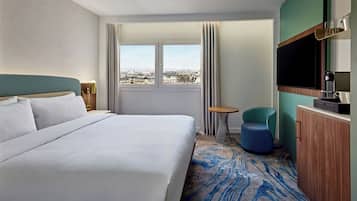 Executive Room, 1 King Bed | Minibar, in-room safe, individually decorated, individually furnished