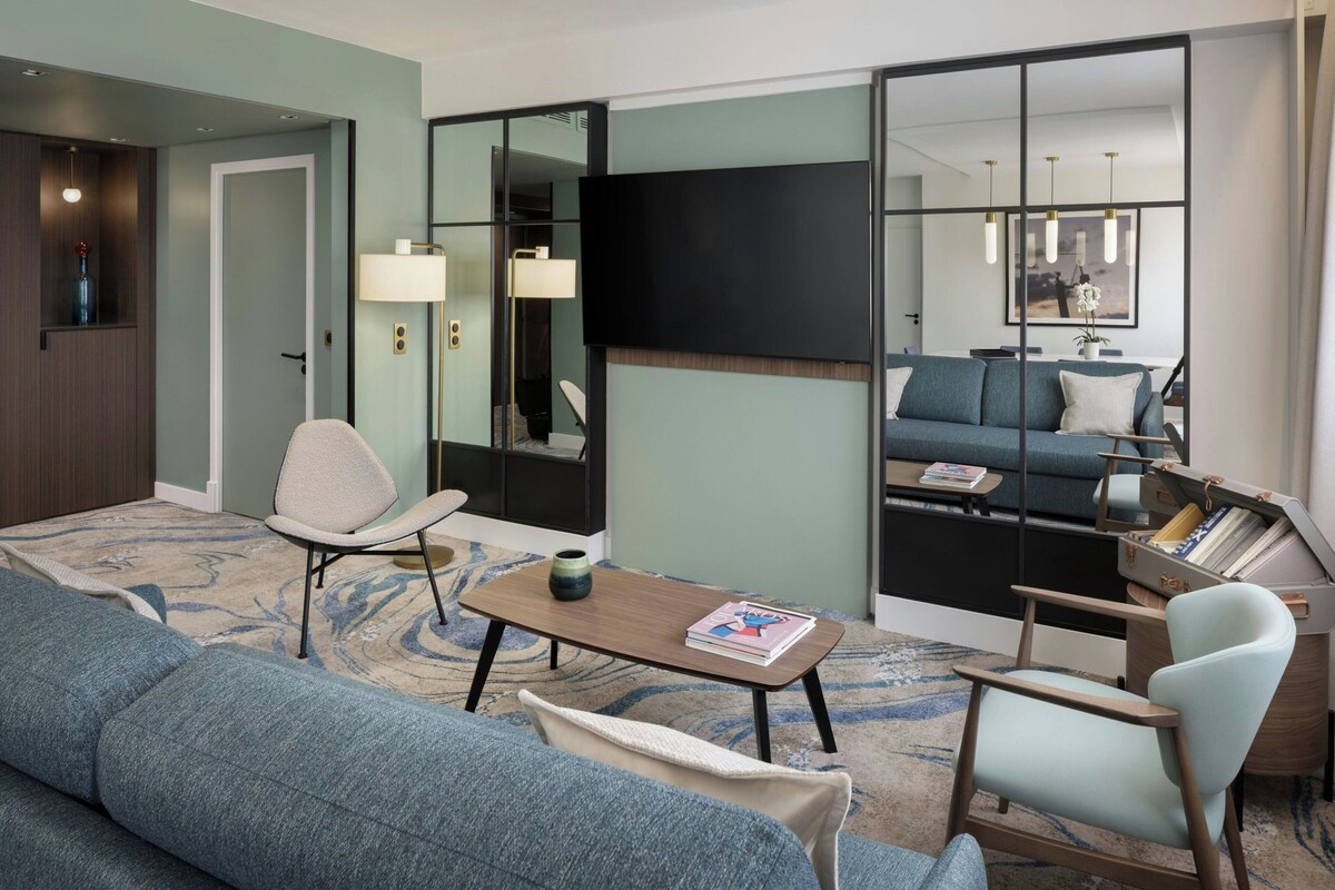 Executive Suite, 2 Bedrooms, City View | Living room | 55-inch flat-screen TV with cable channels, TV, books