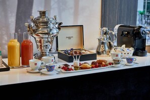 Desayuno buffet diario (EUR 25 por persona)