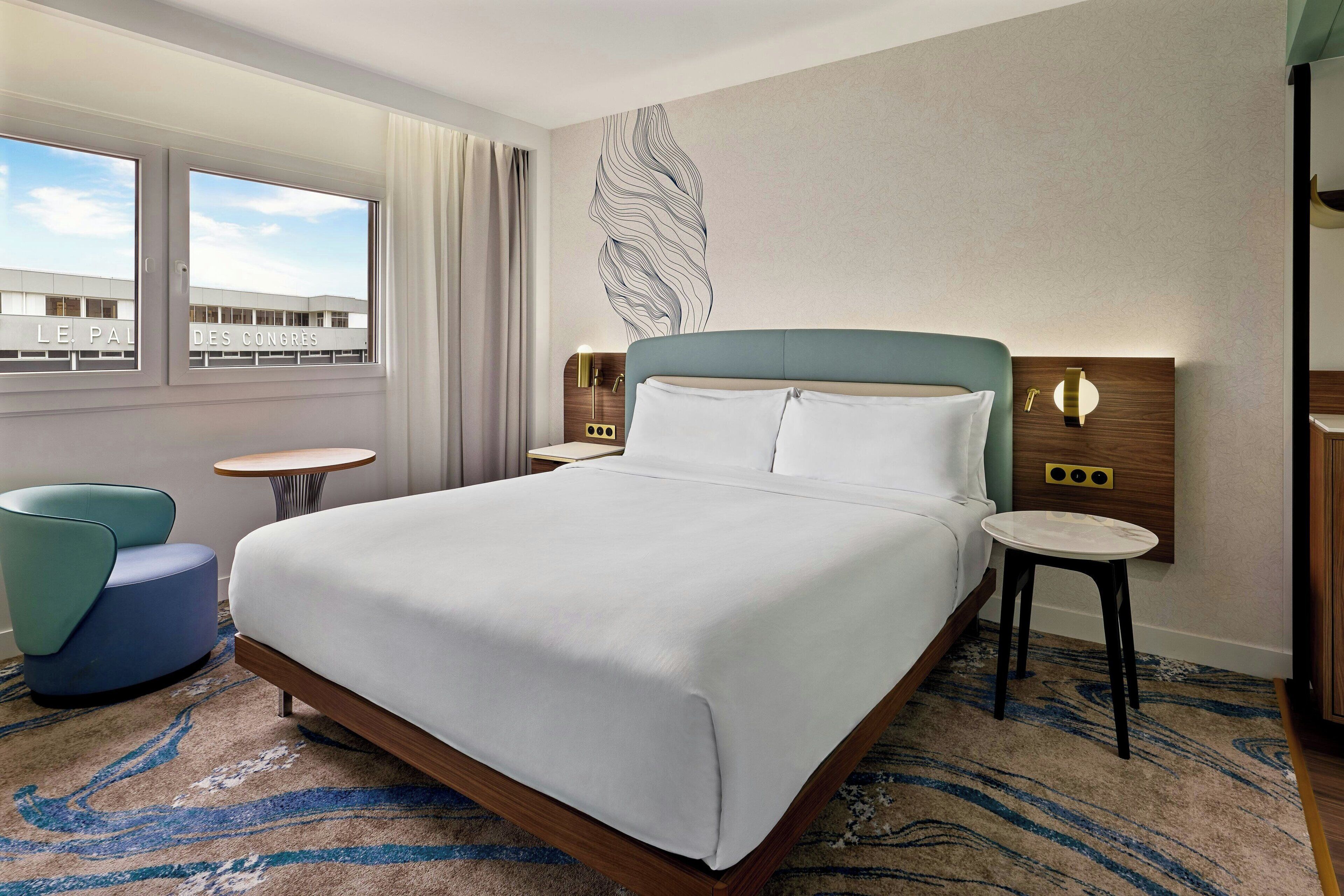 シニア 4 人部屋 1 ベッドルーム | リビング エリア | 55 インチの薄型テレビ (ケーブル放送視聴可)、テレビ、書庫