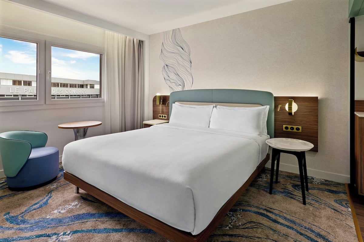 Senior vierpersoonskamer, 1 slaapkamer | Woonruimte | Een 55-inch flatscreentelevisie met kabelzenders, televisie en boeken