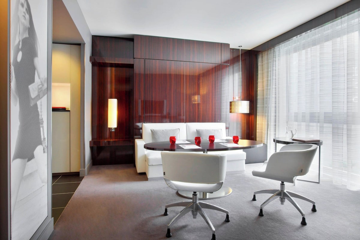 Senior Suite, 1 Bedroom, Non Smoking | 1 bedroom, minibar, in-room safe, individually decorated