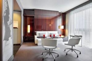 Senior Suite, 1 Bedroom | Premium bedding, minibar, in-room safe, individually decorated - Le Méridien Paris Arc De Triomphe (Paris)