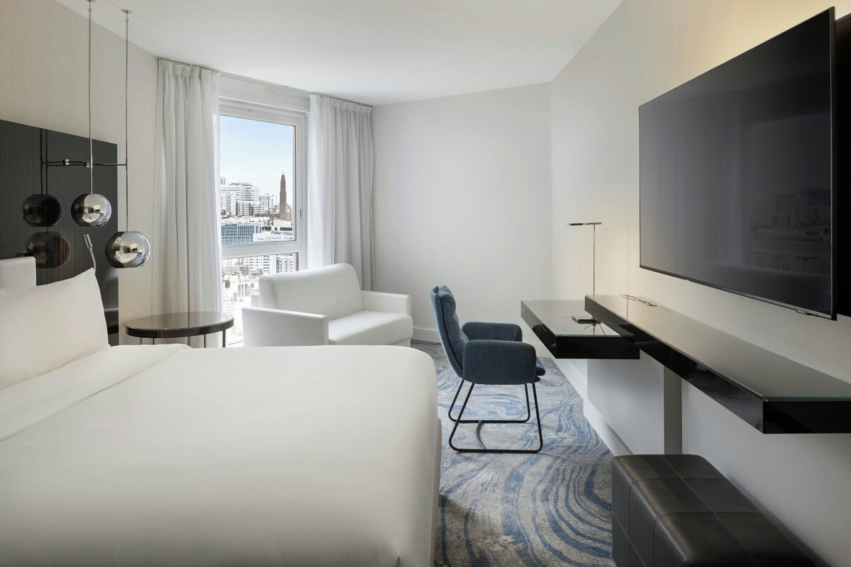 Deluxe Room, 1 King Bed with Sofa bed | Premium bedding, minibar, in-room safe, desk
