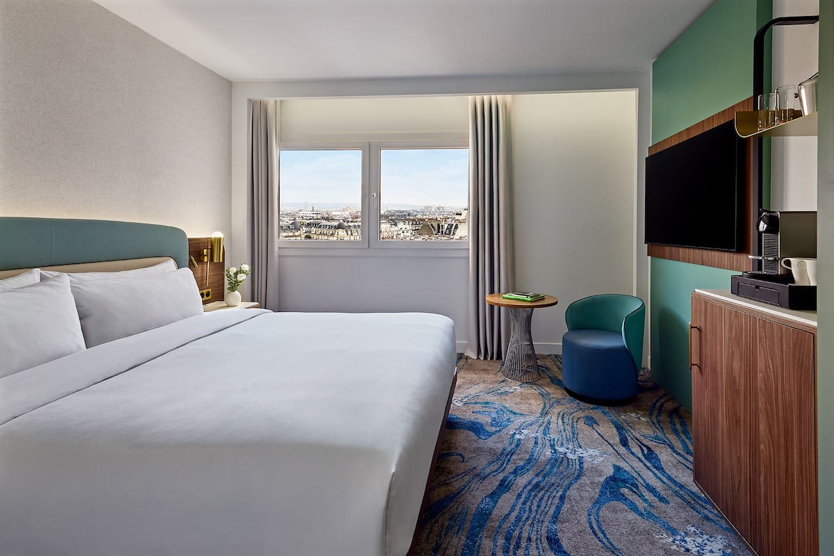 Superior-huone, 1 suuri parisänky, tupakointi kielletty | Minibaari, tallelokero huoneessa, yksilöllisesti sisustettu