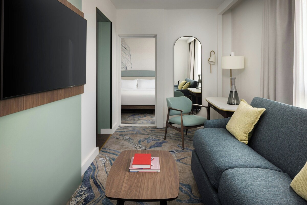Junior Suite, 1 King Bed with Sofa bed | Living room | 55-inch flat-screen TV with cable channels, TV, books