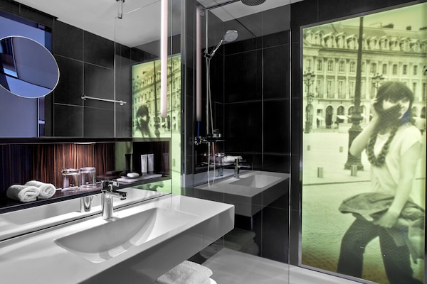 Rainfall showerhead, eco-friendly toiletries, hair dryer, towels