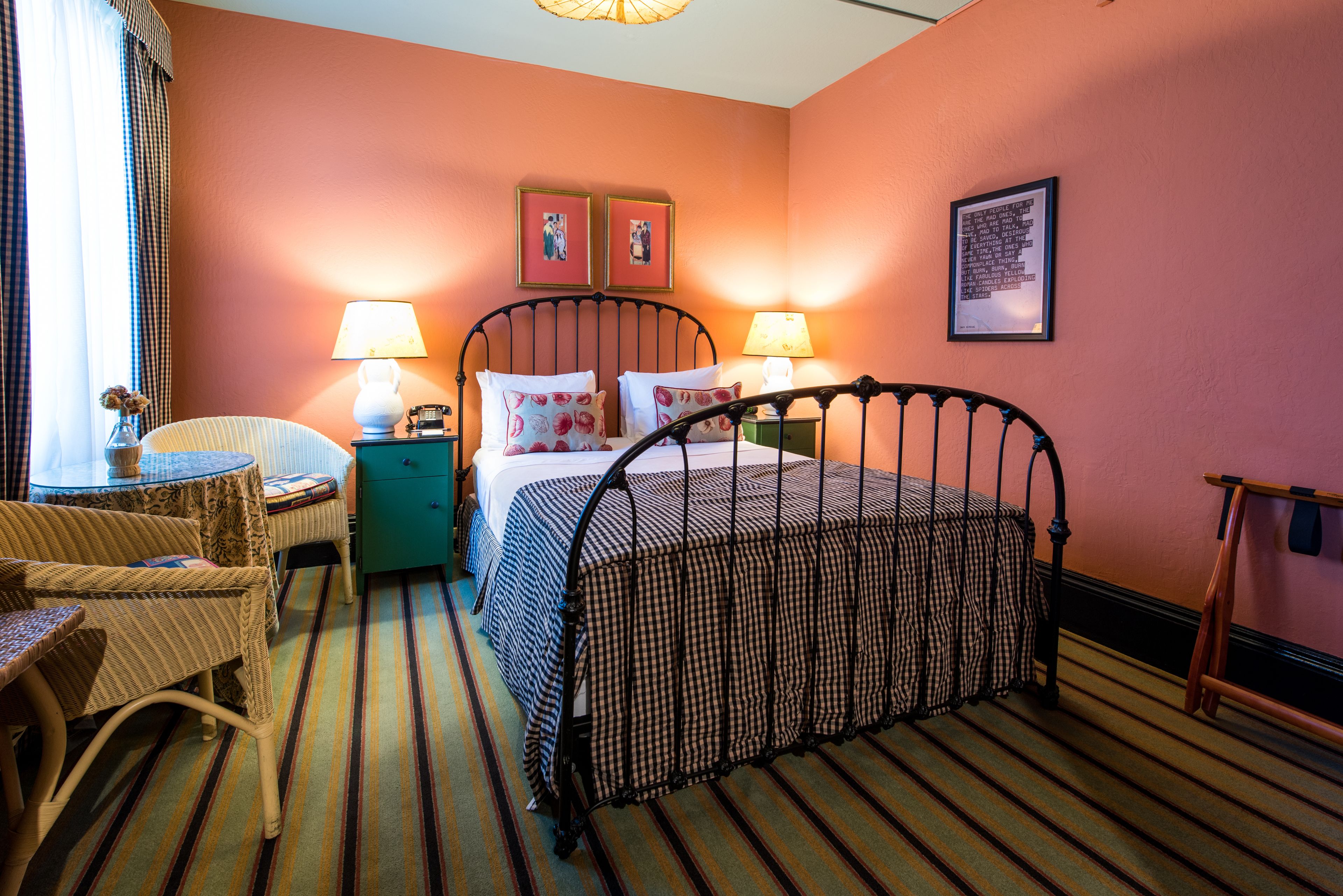 design room, 1 queen bed | living area | flat-screen tv