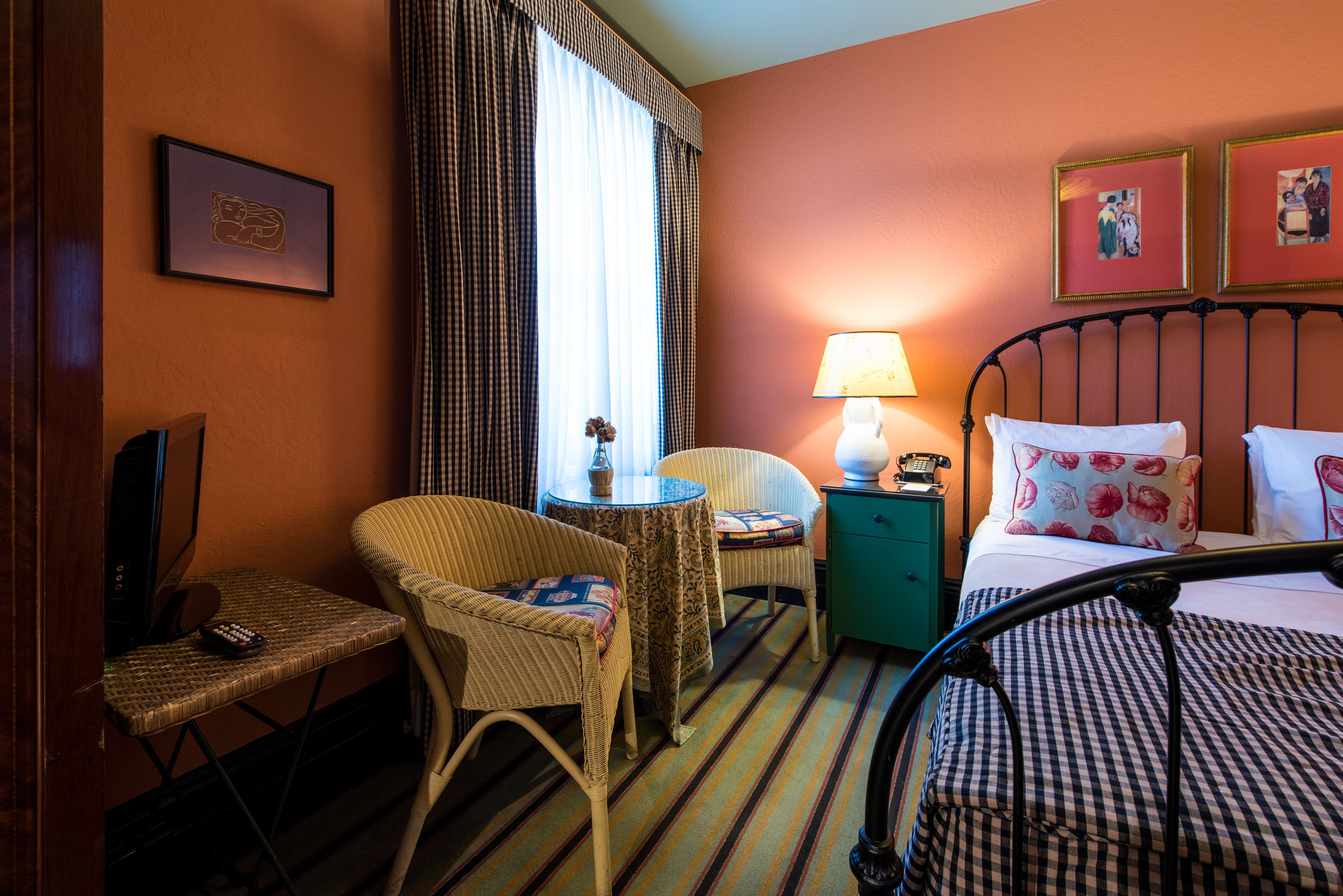 design room, 1 queen bed | living area | flat-screen tv