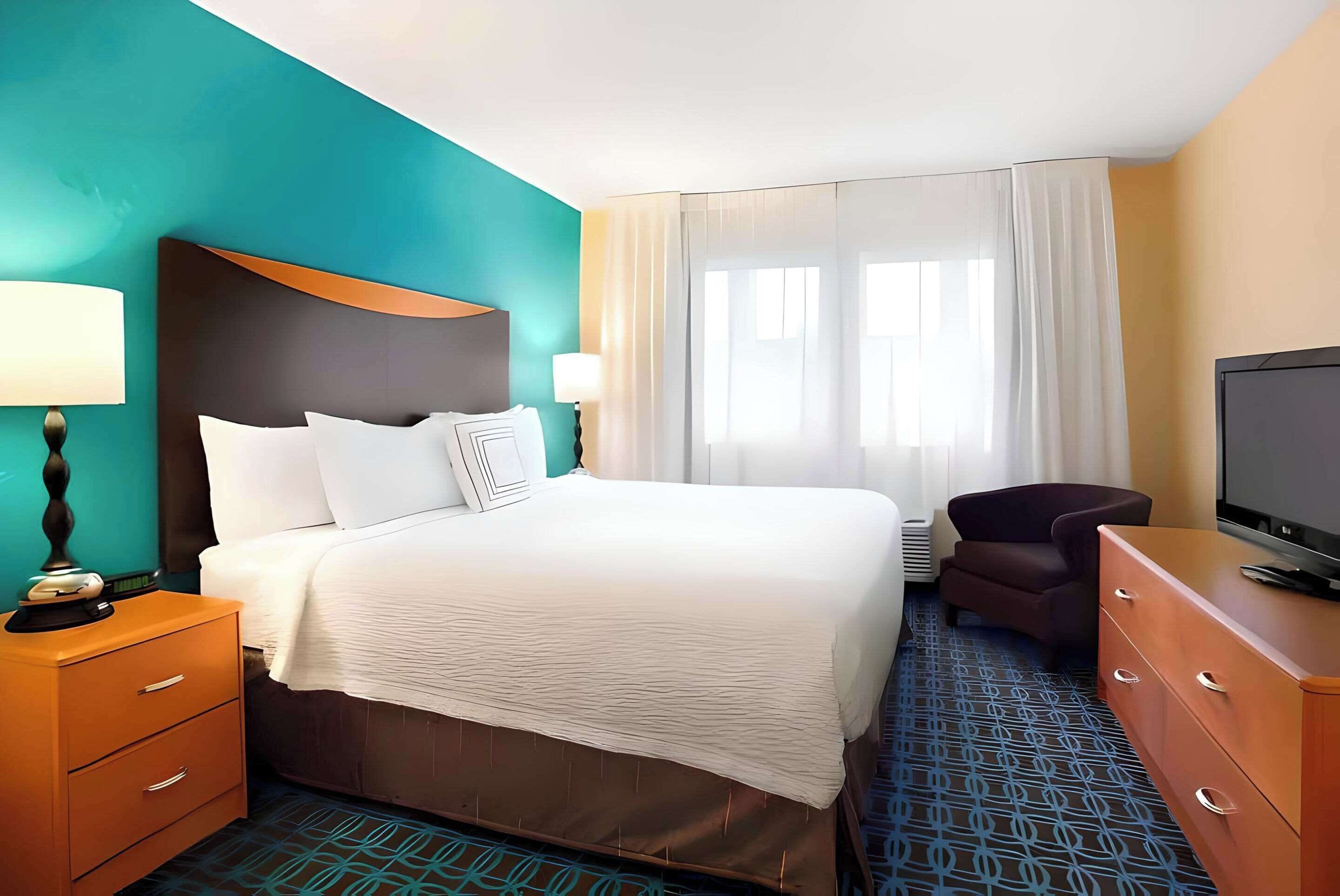 Hochwertige Bettwaren, Schreibtisch, Verdunkelungsvorhänge