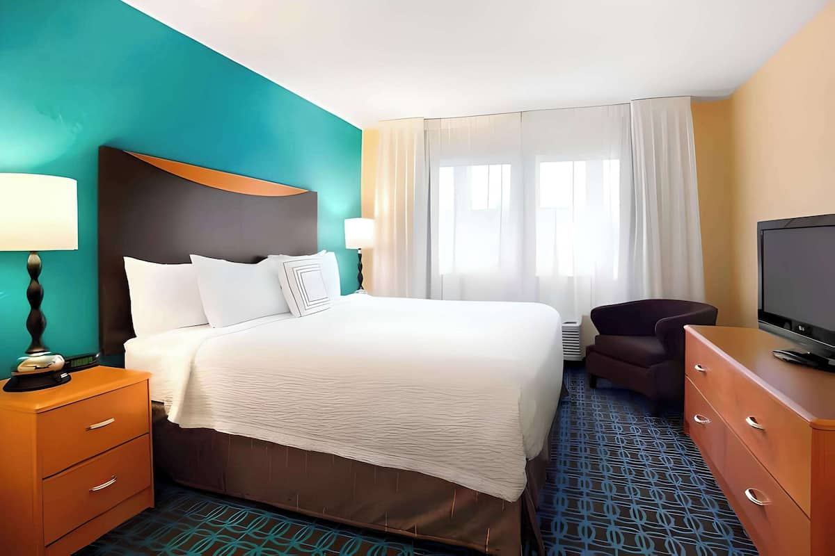 Literie de qualitĂ©, bureau, rideaux dâobscurcissement