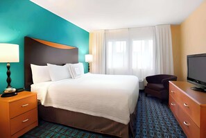 Premium bedding, desk, blackout drapes, iron/ironing board - Dubuque Inn & Suites (Dubuque)