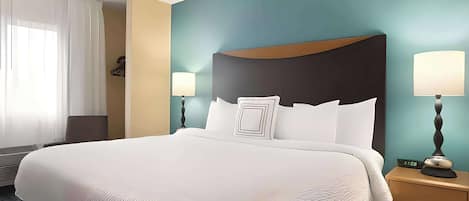 Literie de qualité supérieure, bureau, rideaux occultants