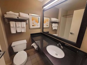 Premium bedding, desk, blackout curtains, iron/ironing board - Dubuque Inn & Suites (Dubuque)