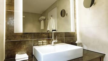 Combined shower/bathtub, deep-soaking bathtub, free toiletries