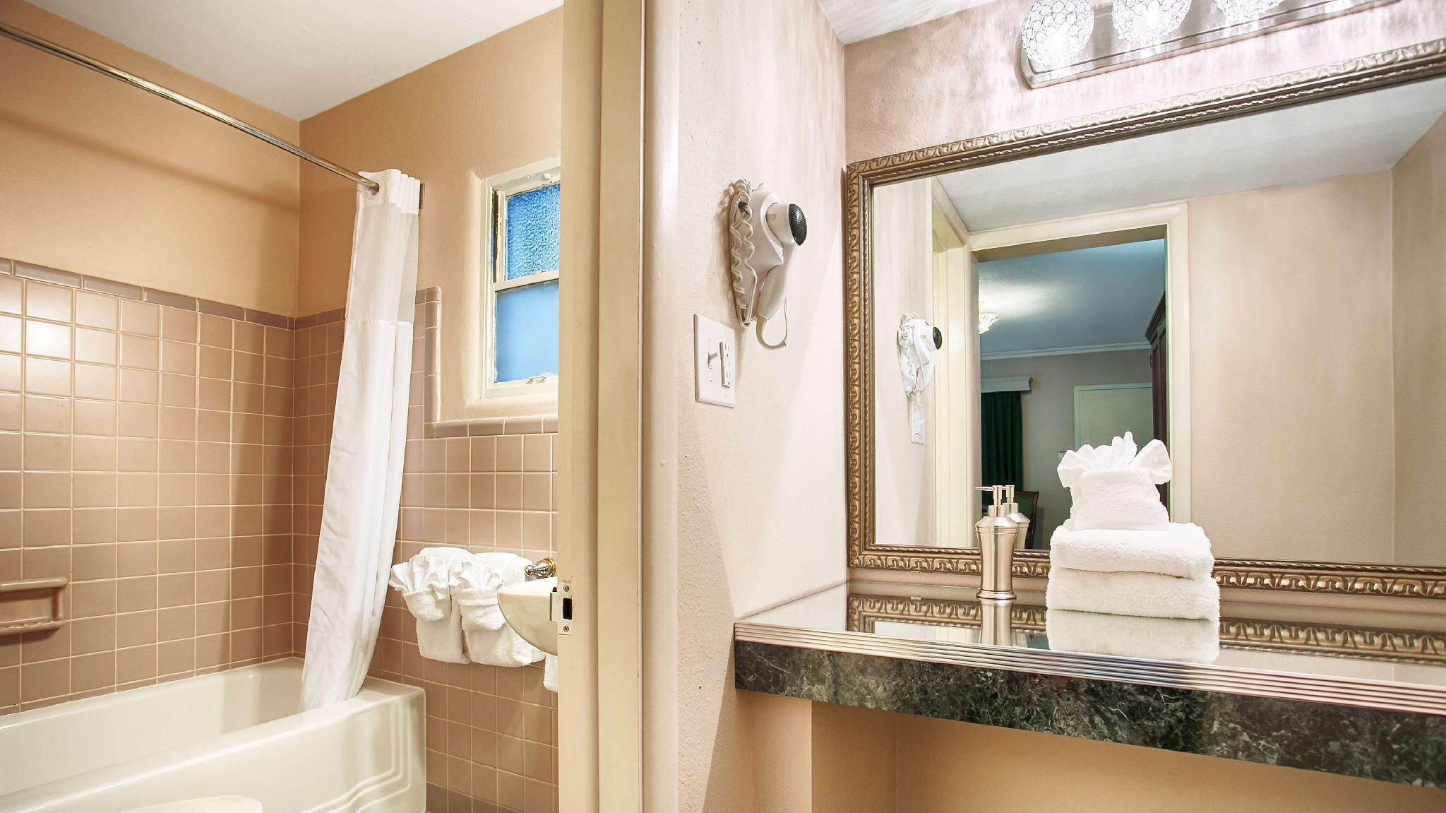 淋浴/浴缸二合一、免費盥洗用品、吹風機、毛巾