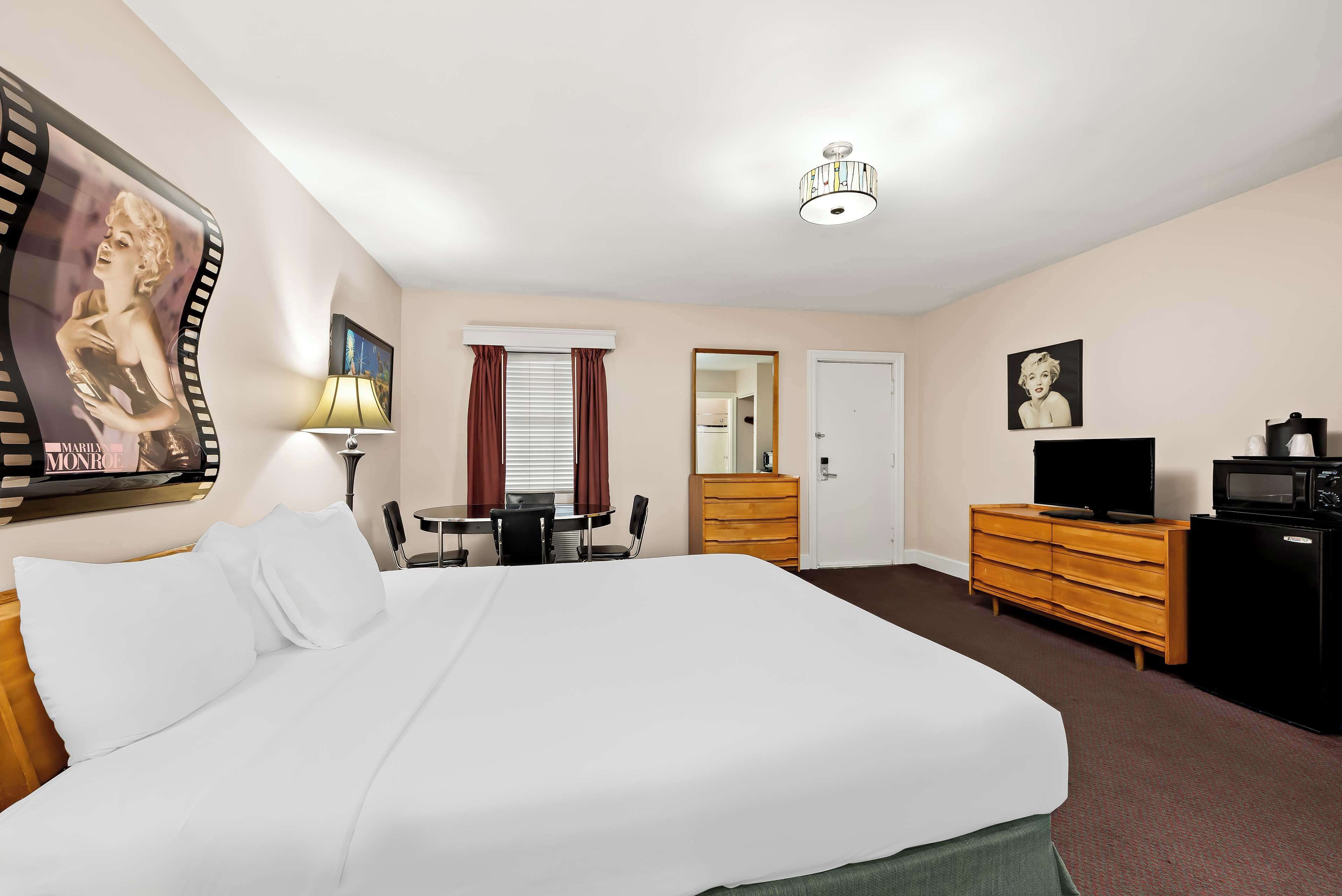 suite, 1 king bed, non smoking, jetted tub | 1 bedroom, individually decorated, desk, blackout curtains