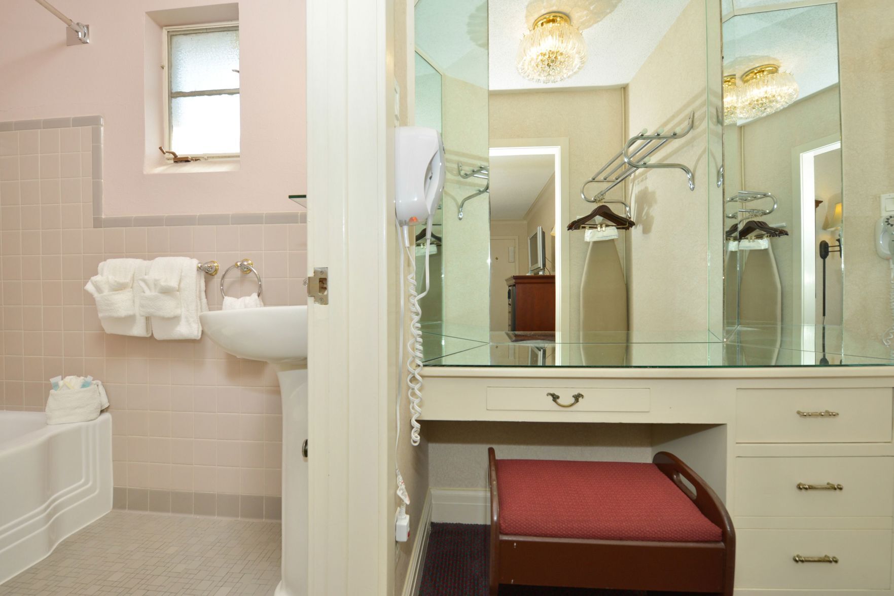 浴室 | 淋浴/浴缸二合一、免費盥洗用品、吹風機、毛巾