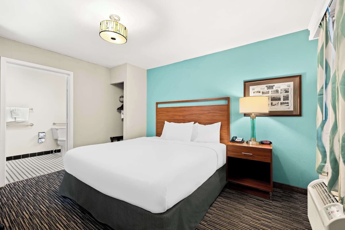 Standard Room, 1 King Bed, Non Smoking, Jetted Tub