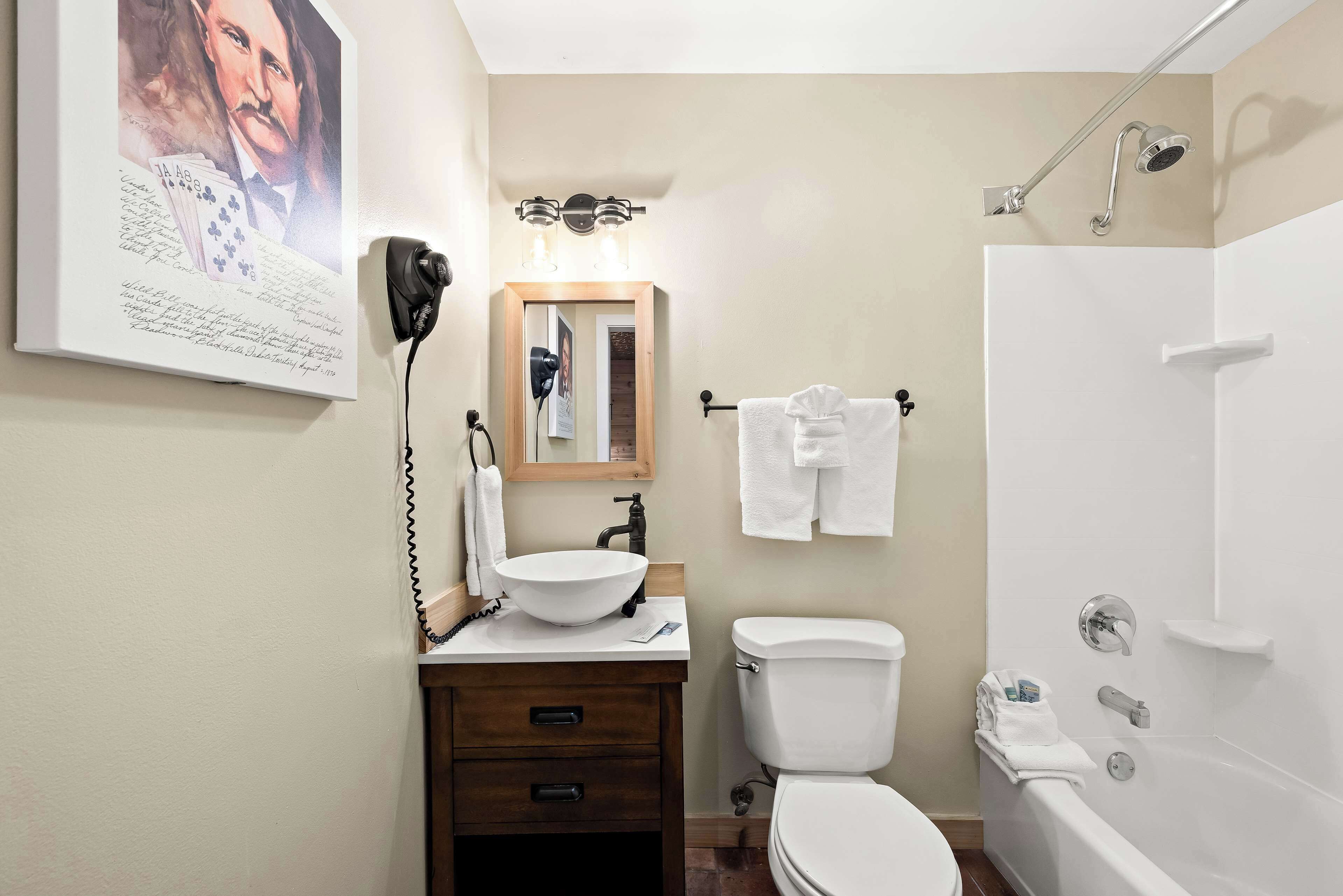 standard room, 1 king bed, non smoking, refrigerator & microwave | bathroom | combined shower/bathtub, free toiletries, hair dryer, towels