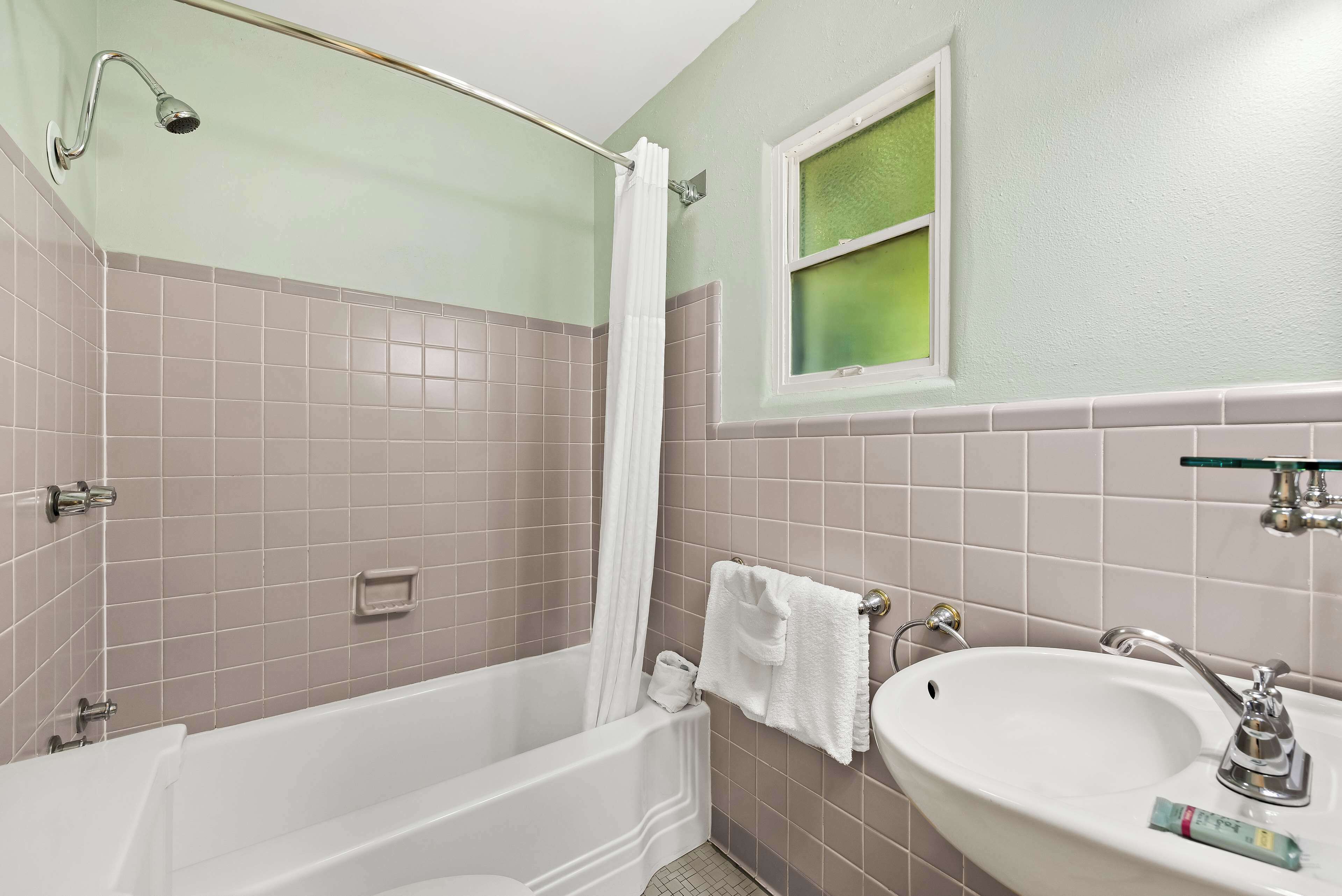 combined shower/bathtub, free toiletries, hair dryer, towels