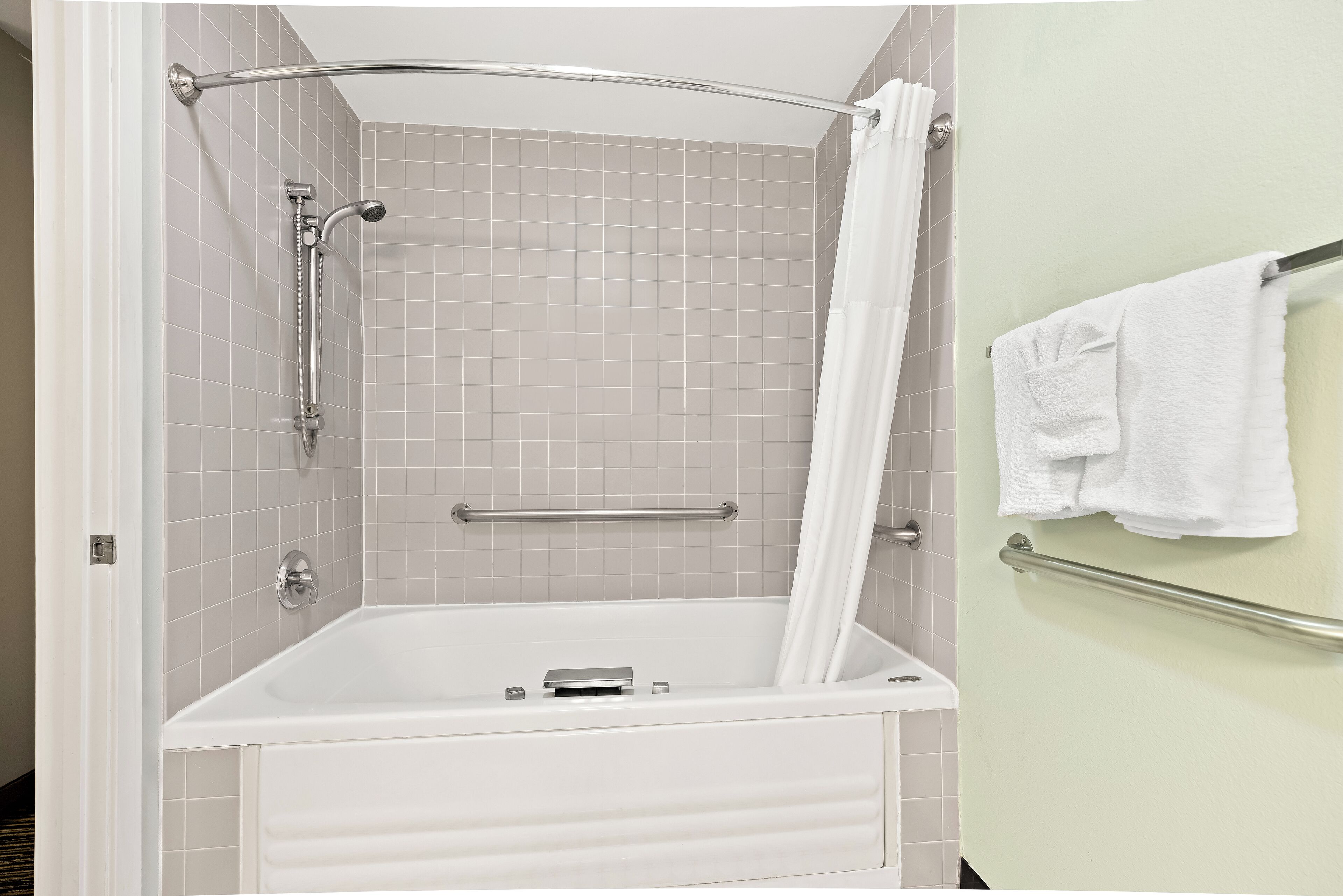 standard room, 1 king bed, non smoking, jetted tub | bathroom | combined shower/bathtub, free toiletries, hair dryer, towels