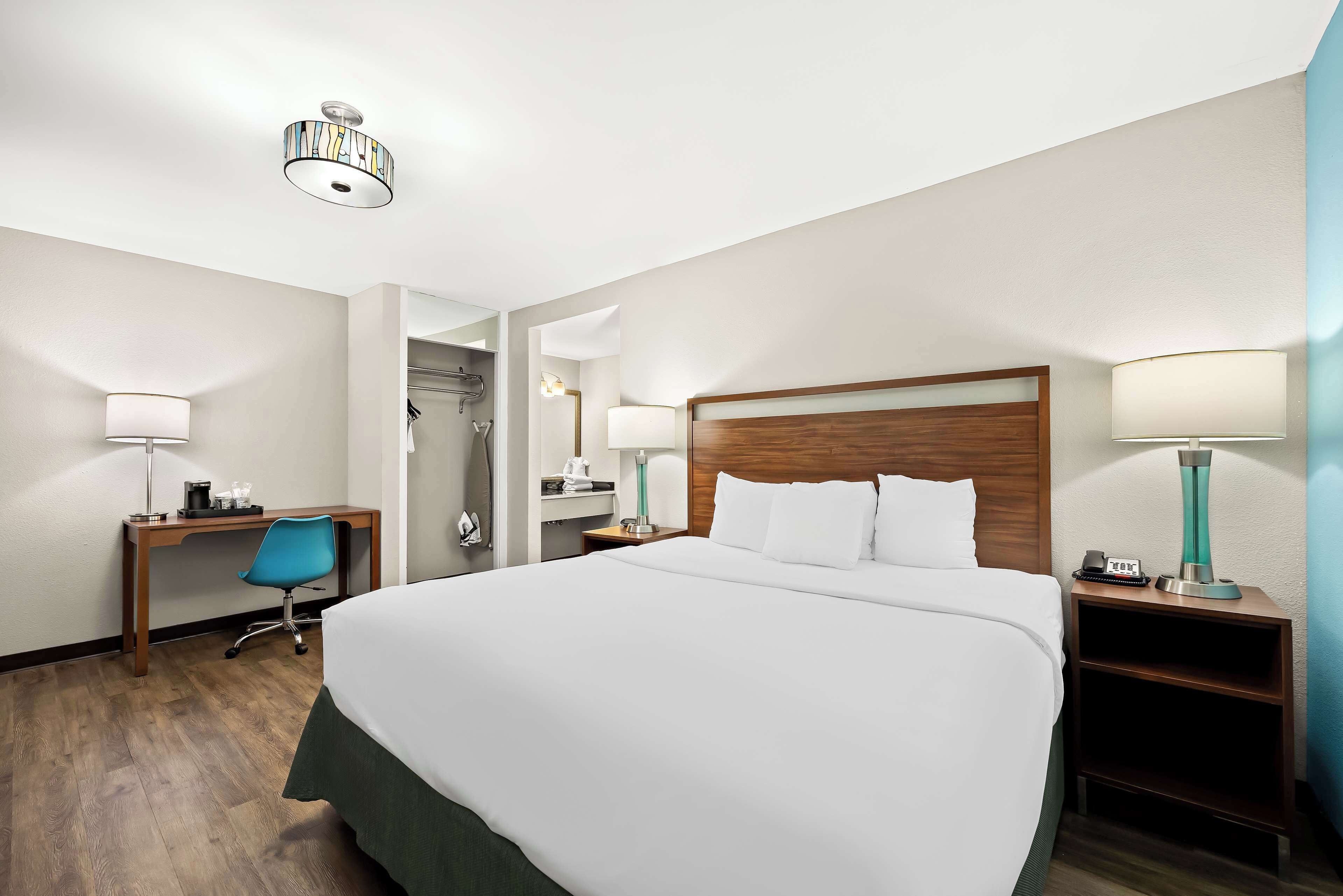 Family Suite, Multiple Beds, Non Smoking, Refrigerator & Microwave | Individually decorated, desk, blackout drapes, iron/ironing board